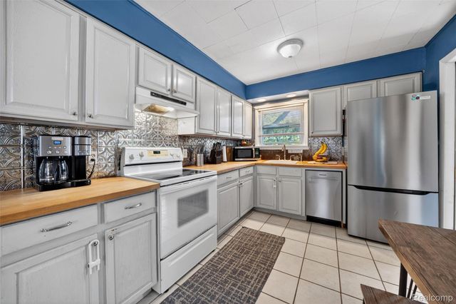 22410 Glen Court, St. Clair Shores, MI 48080