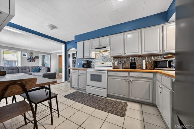 22410 Glen Court, St. Clair Shores, MI 48080