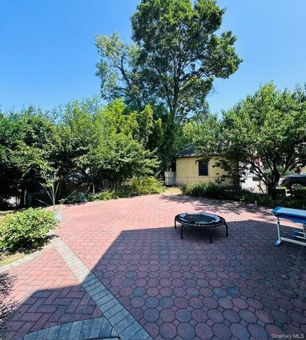 25511 Iowa Road, Great Neck, NY 11020
