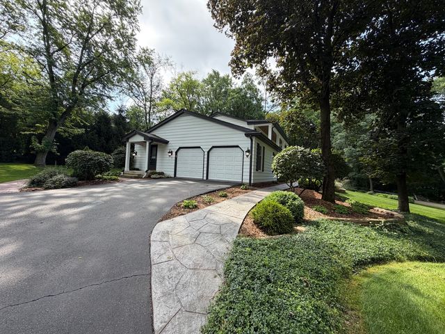 5 TIOGA Trail, Lake Barrington, IL 60010