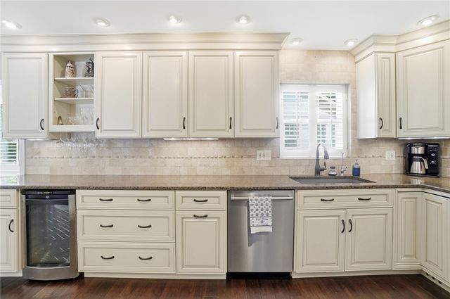 24 Peach Orchard Road, Oakwood, OH 45419