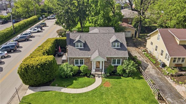 24 Peach Orchard Road, Oakwood, OH 45419