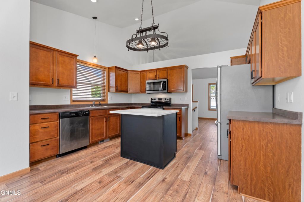 1021 Lasalle Drive, Bismarck, ND 58503 photo 3
