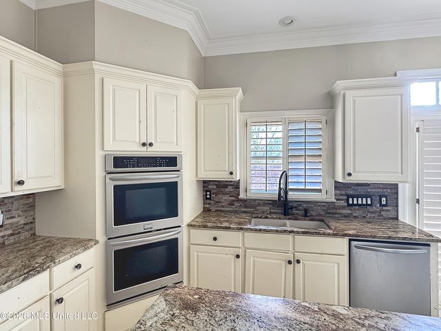 14 Autumn Hill Place, Jackson, MS 39211