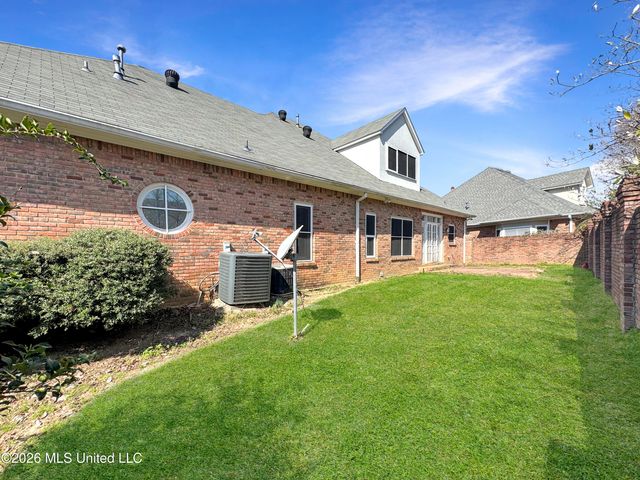 14 Autumn Hill Place, Jackson, MS 39211