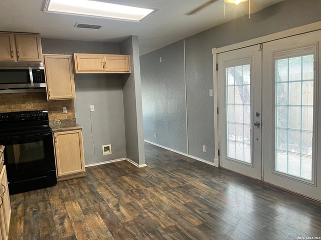 16131 IKE LN, Selma, TX 78154