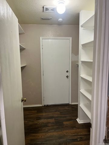16131 IKE LN, Selma, TX 78154