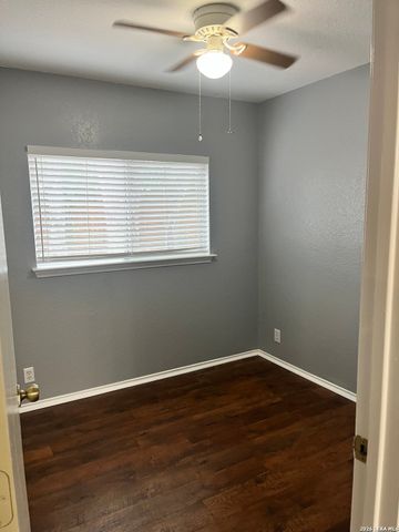 16131 IKE LN, Selma, TX 78154