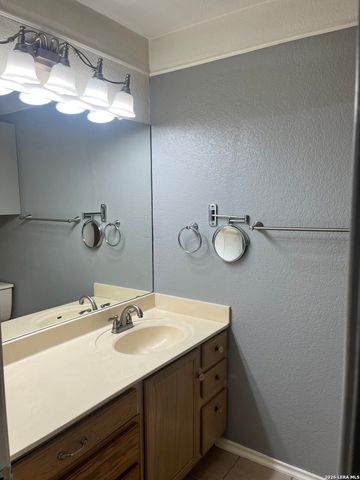 16131 IKE LN, Selma, TX 78154