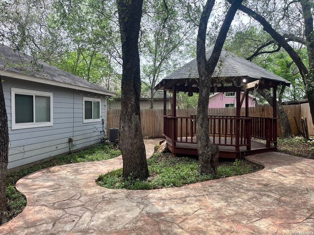 16131 IKE LN, Selma, TX 78154