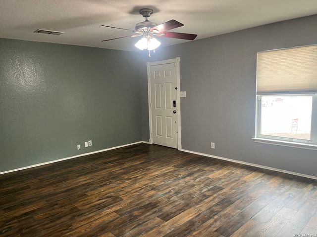 16131 IKE LN, Selma, TX 78154