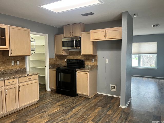 16131 IKE LN, Selma, TX 78154