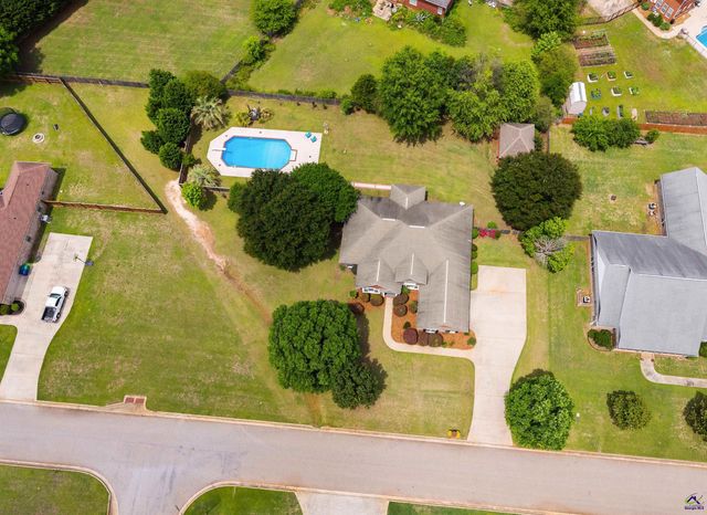 301 Hathersage Drive, Kathleen, GA 31047