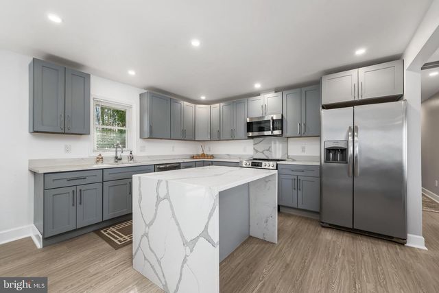 1001 WOODS PL, Alexandria, VA 22302