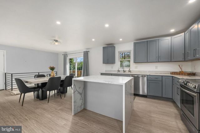 1001 WOODS PL, Alexandria, VA 22302