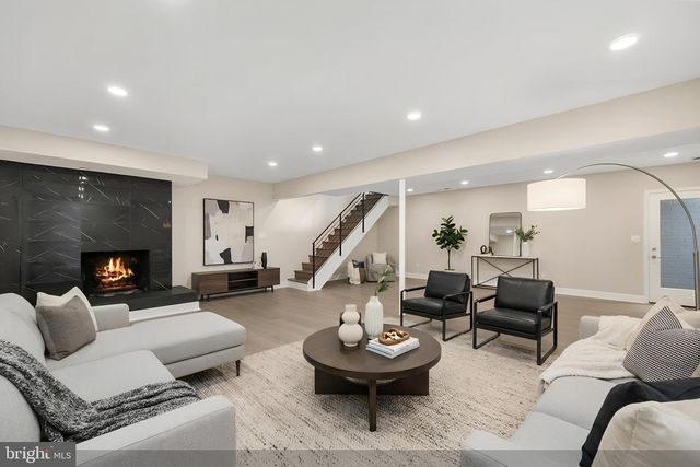 1001 WOODS PL, Alexandria, VA 22302