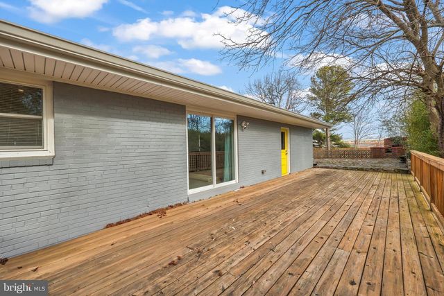 1001 WOODS PL, Alexandria, VA 22302