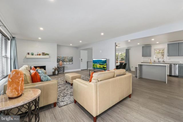 1001 WOODS PL, Alexandria, VA 22302