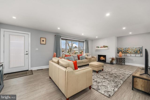 1001 WOODS PL, Alexandria, VA 22302