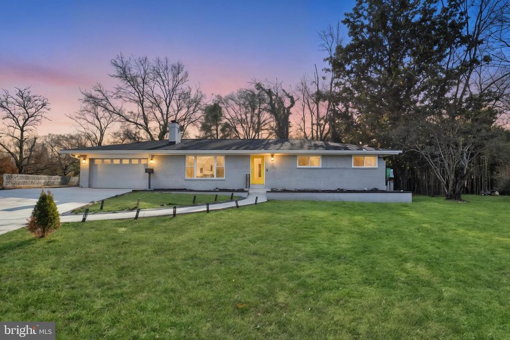 1001 WOODS PL, Alexandria, VA 22302