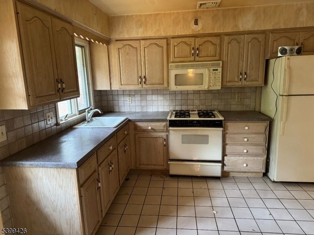 185 Kakeout Rd, Kinnelon Boro, NJ 07405