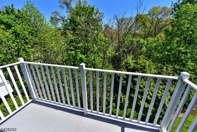 12 De Bruyle Ct, Hawthorne Boro, NJ 07506