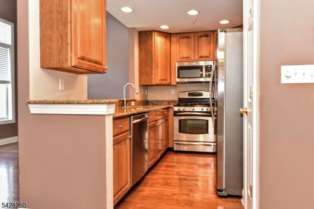 12 De Bruyle Ct, Hawthorne Boro, NJ 07506
