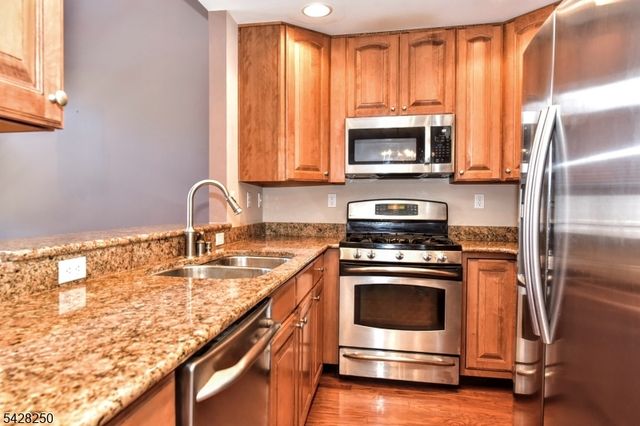 12 De Bruyle Ct, Hawthorne Boro, NJ 07506