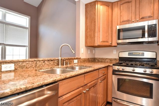 12 De Bruyle Ct, Hawthorne Boro, NJ 07506