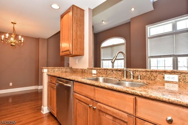 12 De Bruyle Ct, Hawthorne Boro, NJ 07506