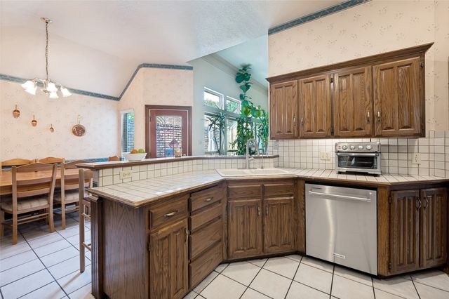 608 Crest Ridge Drive, Irving, TX 75061