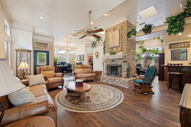 608 Crest Ridge Drive, Irving, TX 75061
