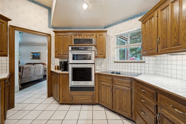 608 Crest Ridge Drive, Irving, TX 75061