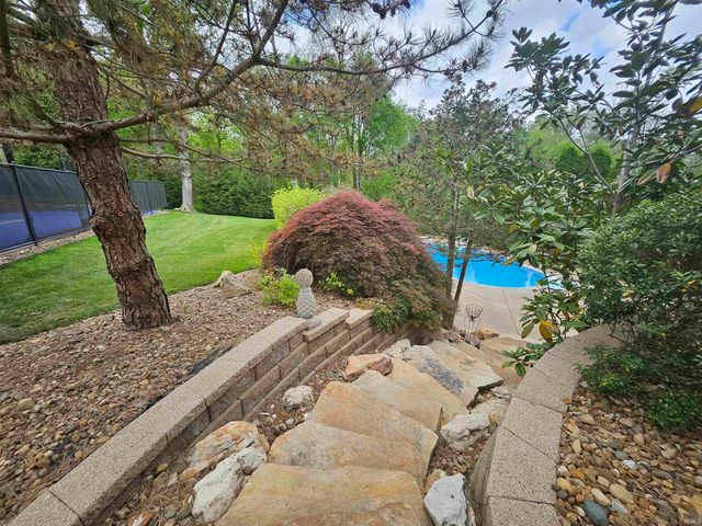 6644 Hillsgate Court, Newburgh, IN 47630