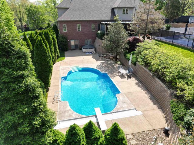 6644 Hillsgate Court, Newburgh, IN 47630