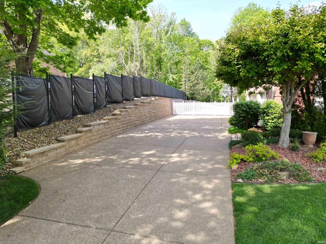 6644 Hillsgate Court, Newburgh, IN 47630