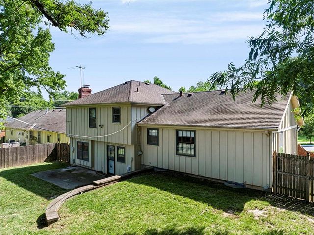 8706 Mackey Street, Overland Park, KS 66212