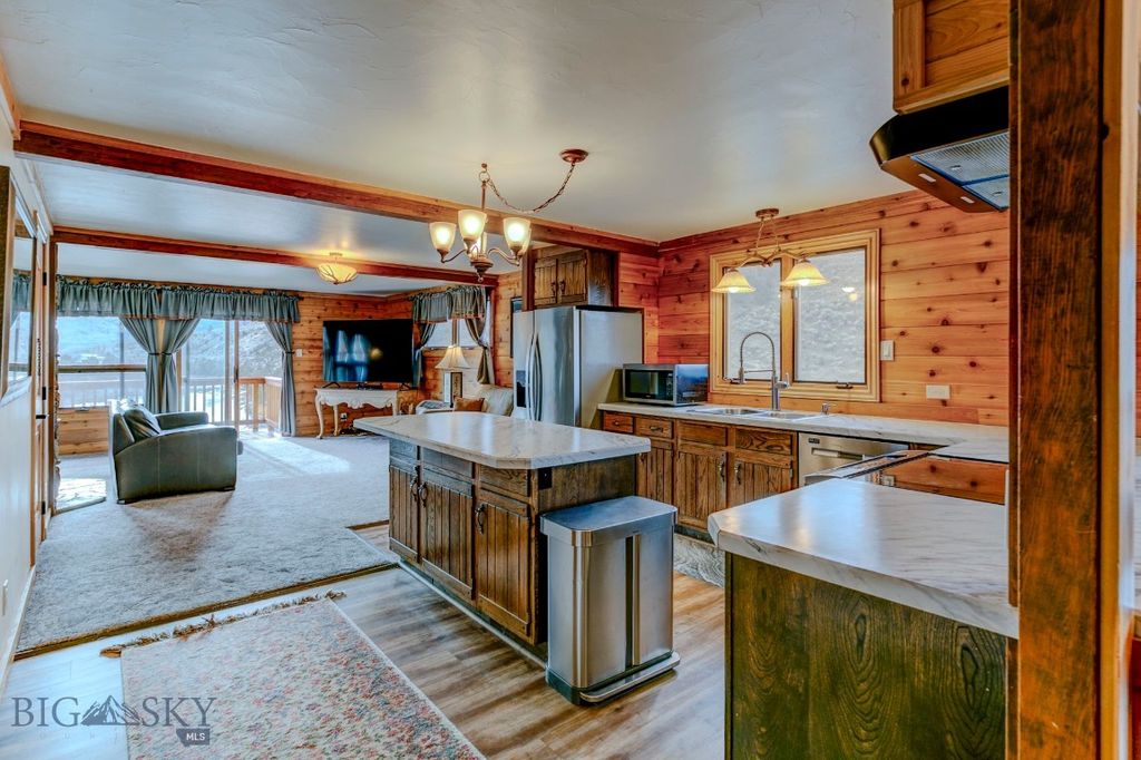 1099 US Highway 89 S, Gardiner, MT 59030 photo 12