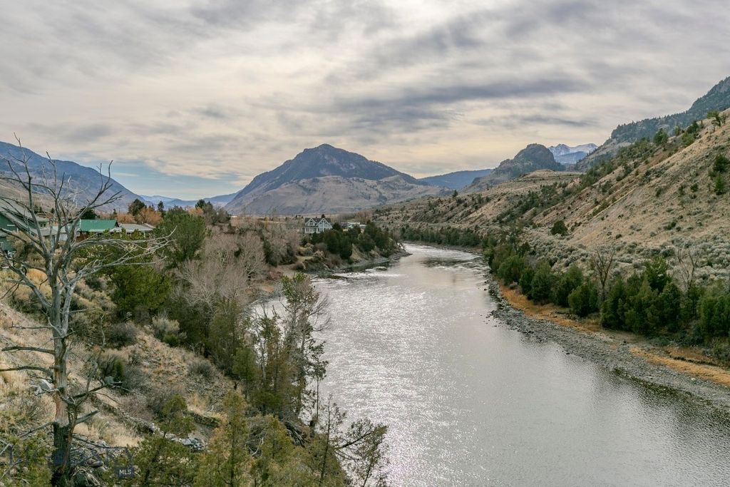 1099 US Highway 89 S, Gardiner, MT 59030 photo 2