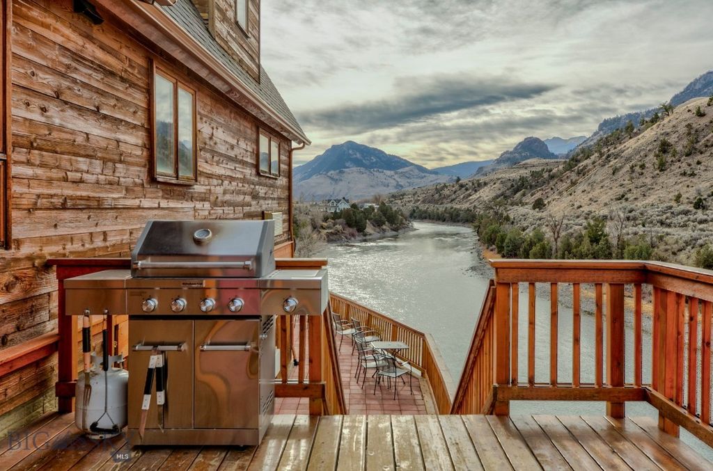 1099 US Highway 89 S, Gardiner, MT 59030 photo 4