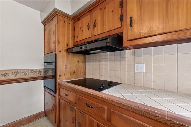 5729 Hawthorne LN, Portsmouth, VA 23703