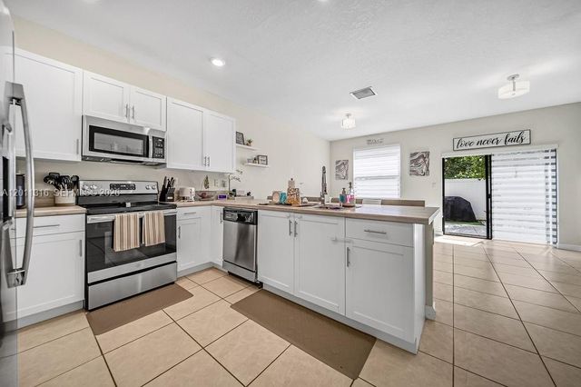 10657 W 32nd Ln, Hialeah, FL 33018