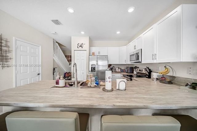 10657 W 32nd Ln, Hialeah, FL 33018