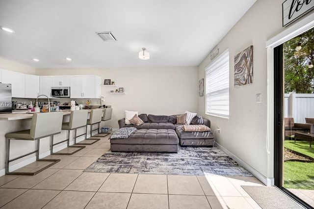 10657 W 32nd Ln, Hialeah, FL 33018