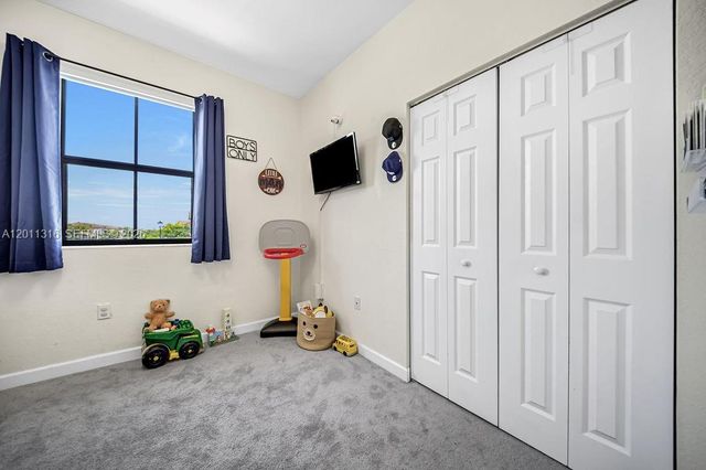 10657 W 32nd Ln, Hialeah, FL 33018