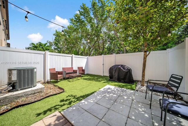 10657 W 32nd Ln, Hialeah, FL 33018