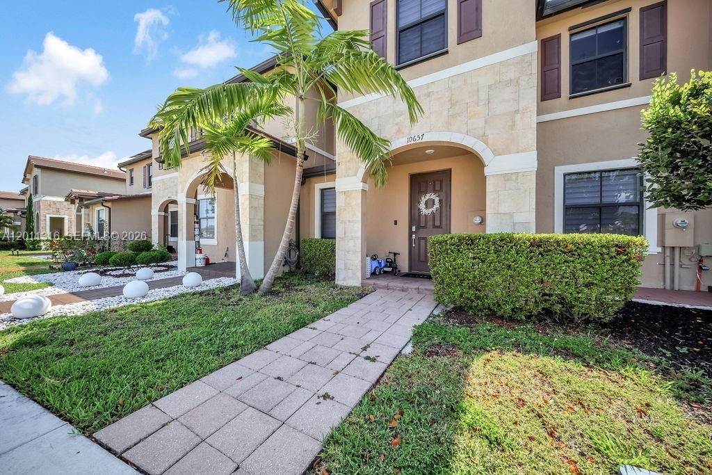 10657 W 32nd Ln, Hialeah, FL 33018