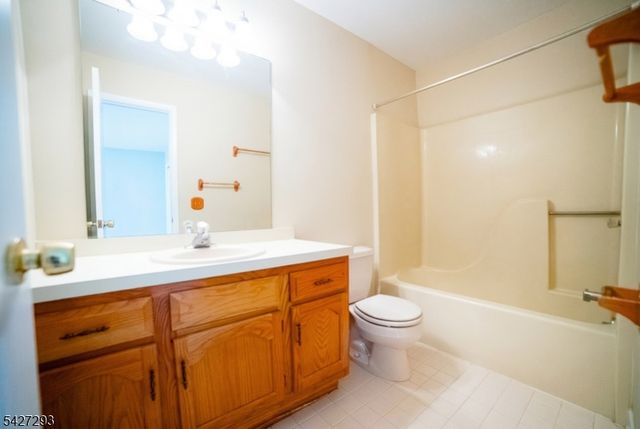 343 Falcon Ridge Way, Hamburg Boro, NJ 07419