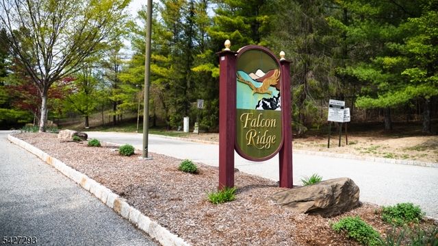 343 Falcon Ridge Way, Hamburg Boro, NJ 07419