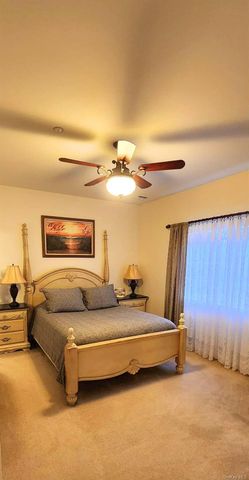 512 Narragansett Villas Drive, Lindenhurst, NY 11757